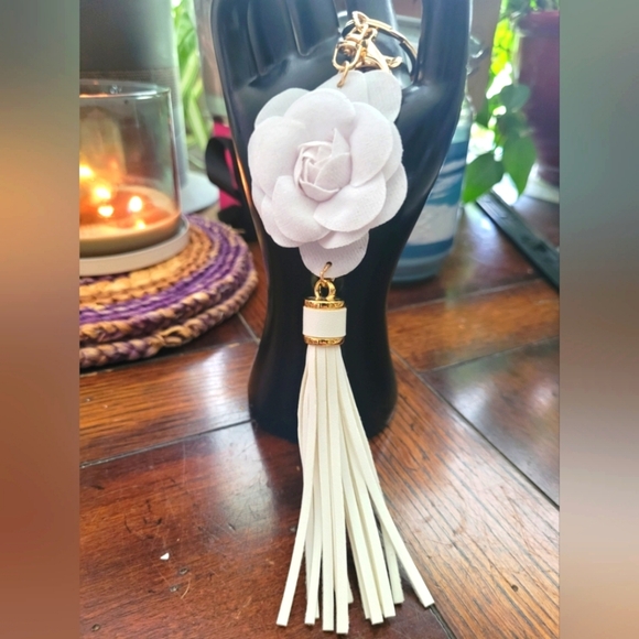 unbranded Handbags - Elegant White Floral Tassel Keychain